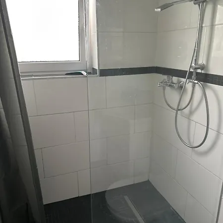 2 In Mit Privatparkplatz-self Check In-15min Bis Frankfurt-25min Bis Flughafen Apartamento