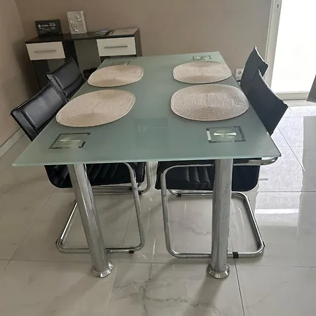 Holiday Apartment In Karben Mit Parkplatz Direkt Vor Der Wohnung-15Min Von Frankfurt, 25Min Bis Flughafen-Self Check In *