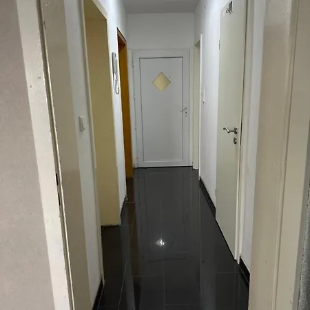 Holiday Apartment In Karben Mit Parkplatz Direkt Vor Der Wohnung-15Min Von Frankfurt, 25Min Bis Flughafen-Self Check In Apartman